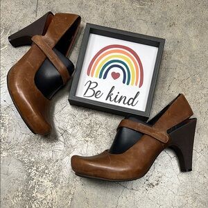 Tsubo Brown Heeled Shoes with Rounded Toe
